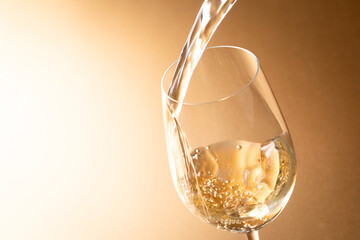 白ワインを注ぐ