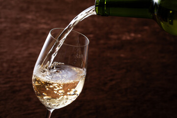 白ワインを注ぐ