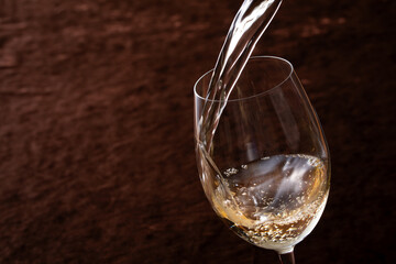 白ワインを注ぐ