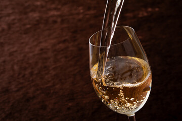 白ワインを注ぐ