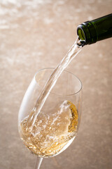 白ワインを注ぐ