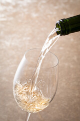 白ワインを注ぐ
