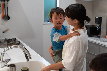 子どもが泣いて家事ができないお母さん