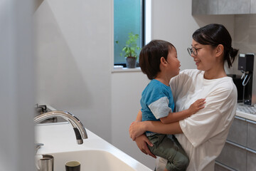 子どもが泣いて家事ができないお母さん