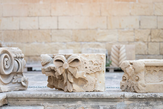 Classical architectural fragments with sculpted details, displayed as historic remains. Suitable for education, restoration projects and cultural visuals. - Powered by Adobe