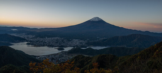 紅葉する秋の新道峠から眺める美しい富士山	