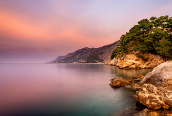 Croatian Adriatic coast on the Makarska Riviera at sunrise, with mountains and forests in the background. © Oczarowany Wyspami