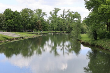 Fototapeta premium Blick auf den Fluss Lippe im Zentrum der Stadt Lippstadt in Nordrhein-Westfalen 