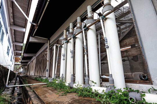 Protein Skimmer Systems in Aquaculture Hatcheries. Water Filtration Equipment for Fish and Shrimp Farming. Biofilter and Aeration Infrastructure.