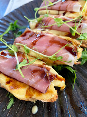 bruschetta with prosciutto and cheese