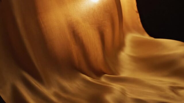 黄金の絹、琥珀色の光に揺れるスローモーション・シネマティック映像