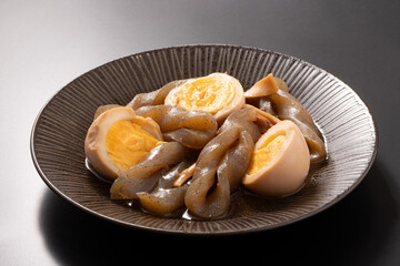 イカとコンニャクと卵の煮物