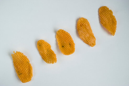 Ladu Sala, also known as Ladu Arai Pinang or Pinang Arai Cake, is a traditional snack from Pariaman, West Sumatra. Made from rice flour, fresh fish, and spices, ladu sala has a savory taste and crispy