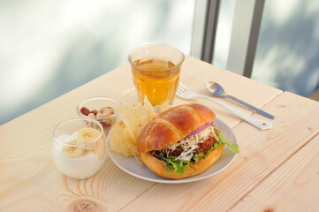 カフェランチ　パン　バーガー