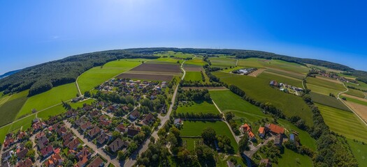 Fototapeta premium Ausblick auf das Altmühltal rund um Meinheim am Hahnenkamm in der Fränkischen Alb
