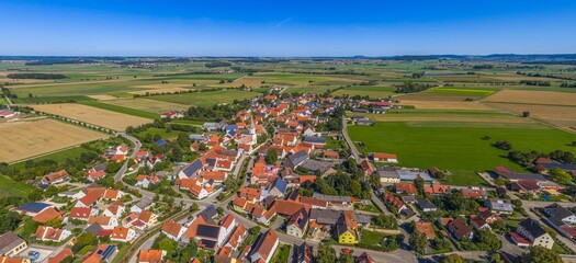 Fototapeta premium Ausblick auf das Altmühltal rund um Meinheim am Hahnenkamm in der Fränkischen Alb