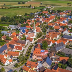 Fototapeta premium Die Gemeinde Meinheim im Altmühltal in Mittelfranken aus der Vogelperspektive 