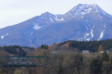 絶景の妙高山を背景に鉄橋を渡るえちごトキめき鉄道ET127系電車_2025/11/23撮影