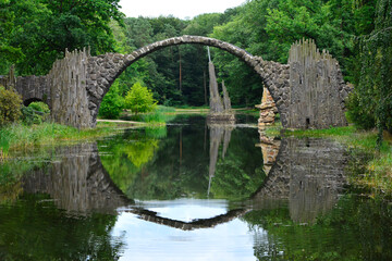 kamienna dekoracja ogrodowa ze strumieniem, stone garden decoration with stream, rocks and stream in the garden, kamienny łuk nad wodą, diabelski most, Kromlau, Park Kromlau Niemcy, germany, Devil's  © kateej