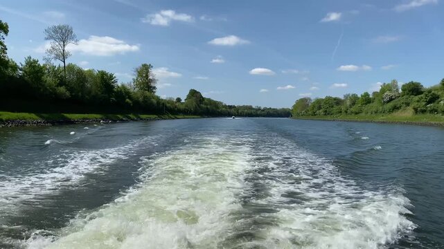 Heckwelle eines Bootes