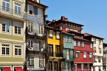 Les fa&ccedil;ades color&eacute;es des maisons de la vieille ville de Porto 