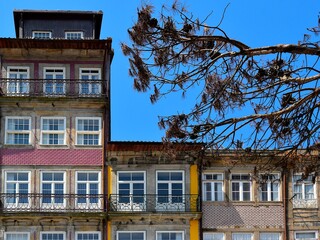 Les fa&ccedil;ades color&eacute;es des maisons de la vieille ville de Porto 