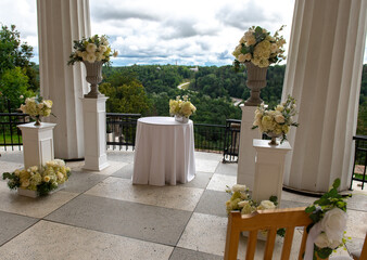 Obraz premium Wedding Ceremony Setup with Floral Columns in Latvia