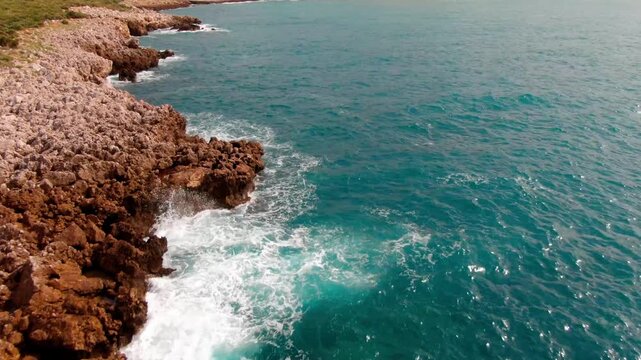 Skaliste wybrzeże fale