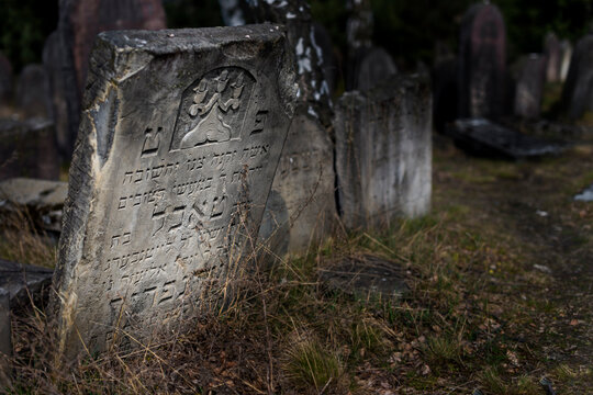 Stary pomnik na żydowskim cmentarzu w Polsce