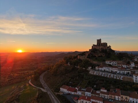 Atardecer  dorado en la localidad de Alburquerque, pueblo de Extremadura, Espa&ntilde;a.