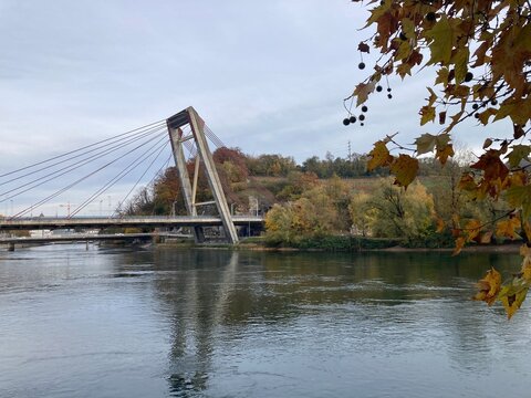 Autobahnbr&uuml;cke &uuml;ber den Rhein bei Schaffhausen mit herbstlicher Uferlandschaft und ruhigem Wasser