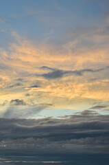 Obraz premium Dreamlike sky painted with warm sunset tones during a calming late afternoon
