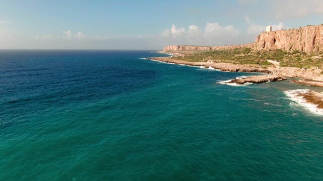 Skaliste wybrzeże fale czerwone skały klif