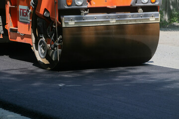 Single-Drum Roller Paving Fresh Asphalt