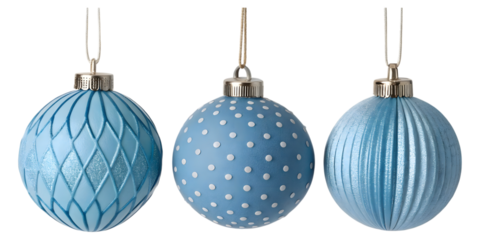 白い背景に分離された、異なる模様を持つ3つの青いクリスマスオーナメント.