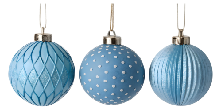 白い背景に分離された、異なる模様を持つ3つの青いクリスマスオーナメント.