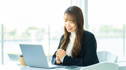 パソコンを使う女性・ビジネスウーマン