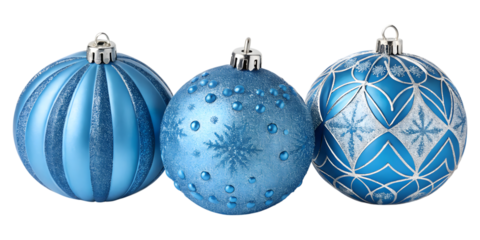 3つの異なるデザインの青いクリスマスオーナメントが並べられた、白い背景のスタジオショット.