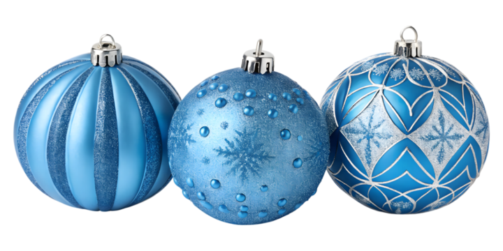 3つの異なるデザインの青いクリスマスオーナメントが並べられた、白い背景のスタジオショット.
