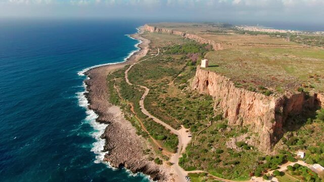 Skaliste wybrzeże fale czerwone skały klif