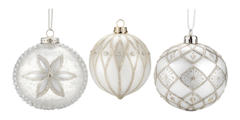 白い背景に分離された、繊細な銀色の模様が施された3つの白いクリスマスオーナメント.