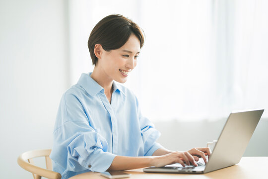 自宅でパソコン作業をする女性