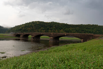 Aussicht auf die Alte Br&uuml;cke Asel, Edersee ohne Wasser, Hessen, Deutschland