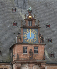 Uhr mit Hahn am Rathaus, Marburg, Hessen, Deutschland