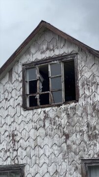 ventana de casa abandonada mientras llueve