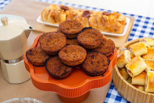 Close up of a mini brazilian heart of palm pie with creamy filling sliced on a tray. Close-up de uma mini torta brasileira de palmito, com recheio cremoso, fatiada sobre uma bandeja