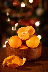Clémentines dans un bol , lumières de noël, intérieur, vertical