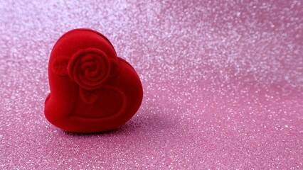 cuore rosso sullo sfondo glitterato