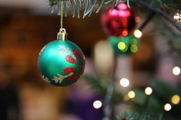 Weihnachtsbaum mit Weihnachtskugeln und Beleuchtung,