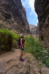 Obraz premium Hiker in dramatic narrow canyon